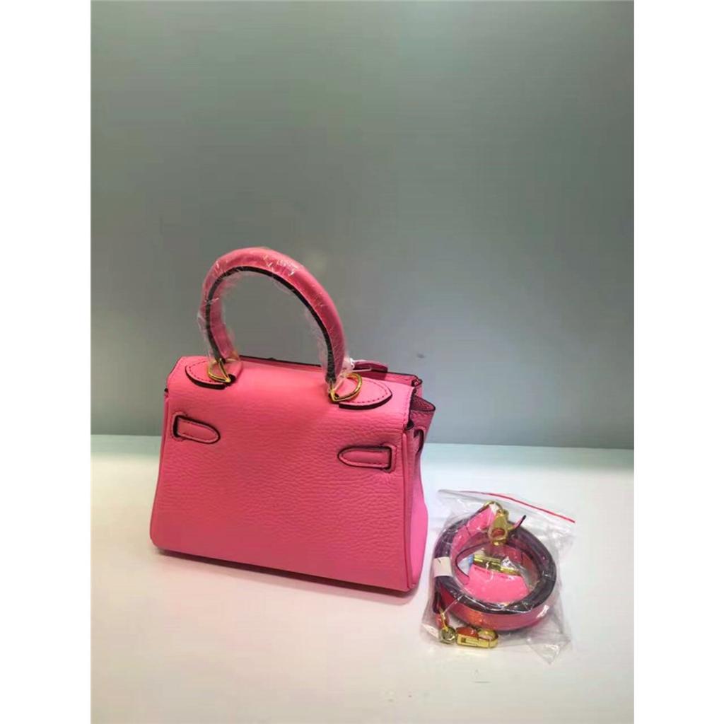 Келли обертывает верхний слой модной сумки-тоут из фактурной коровьей кожи, которую можно носить на плече или через плечо