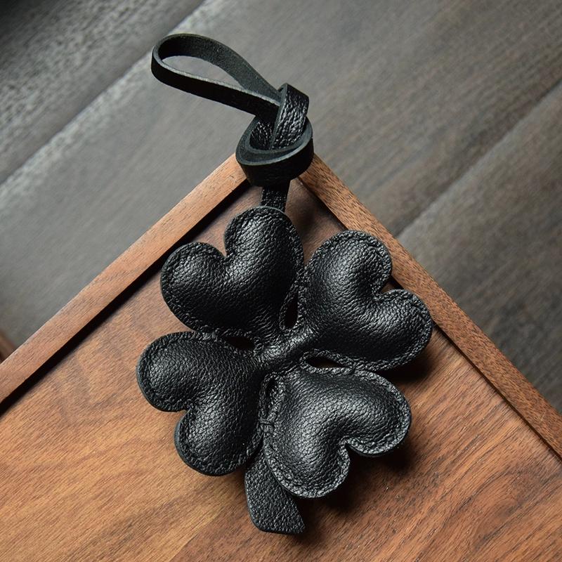 Подвеска на сумку из кожи с изображением четырехлистного клевера, сделанная вручную, для ключей от машины, простой модный и персонализированный женский брелок