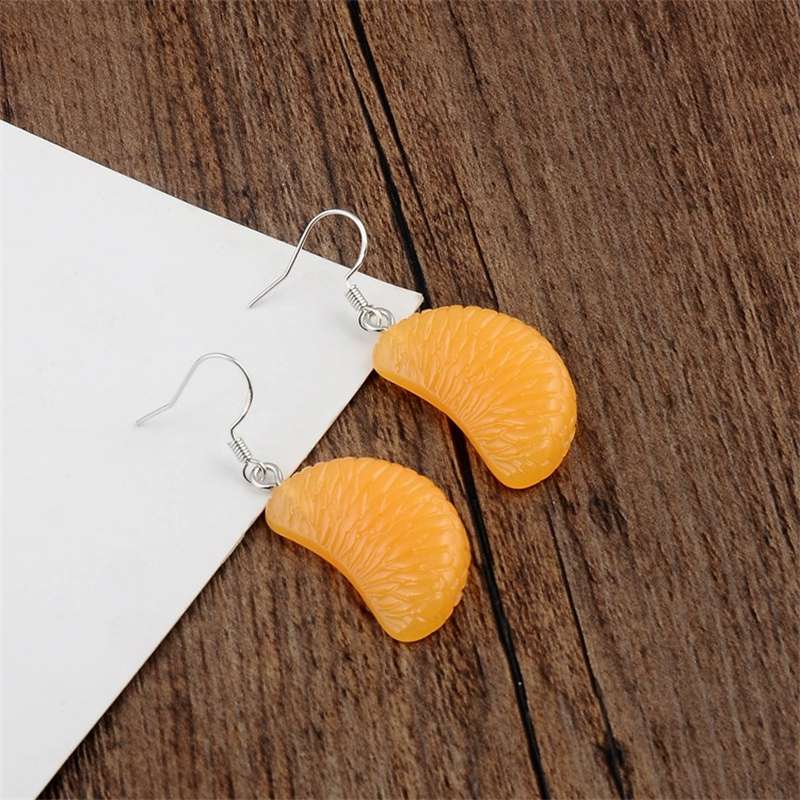 Серьги с фруктами. Простые уникальные серьги. Маленькие свежие модные милые забавные серьги с оранжевыми лепестками.
