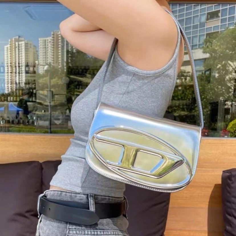 Стильная серебристая маленькая сумка через плечо для женщин с шикарным уникальным дизайном и универсальной привлекательностью