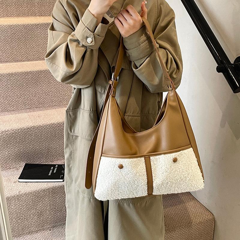 Ретро пэчворк плюшевая сумка большой вместимости женская осень-зима 2025 новая корейская нишевая сумка-тоут повседневная сумка под мышку