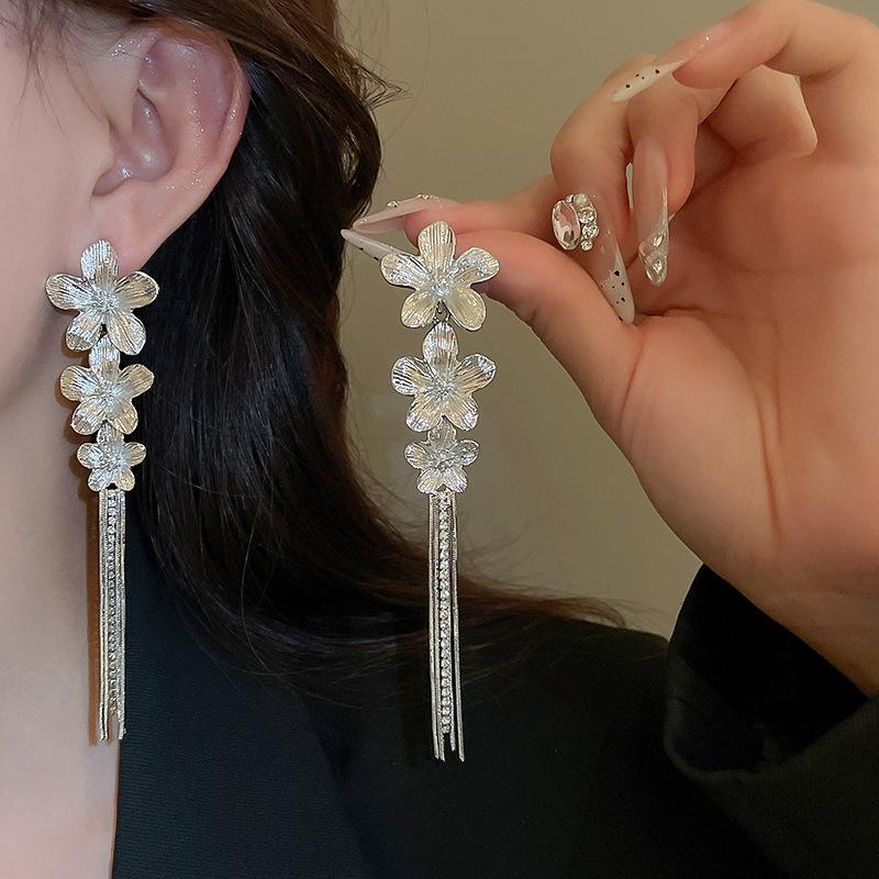 Vintage Metal Three Flower Dangle Earrings for Women Bling Long Tassel Rhinestone Chain Earrings Exaggerated Elegent Jewelry