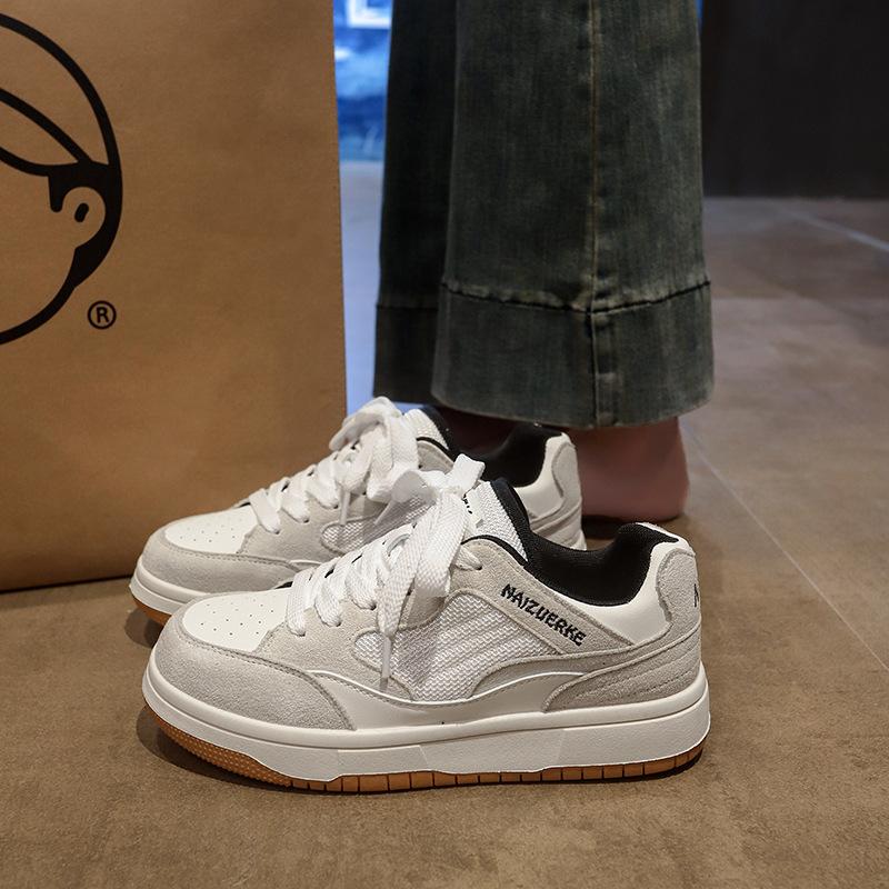 Универсальные простые кеды женские 2025 лето новые маленькие белые туфли женские дышащие модные нишевые на толстой подошве повседневные женские туфли