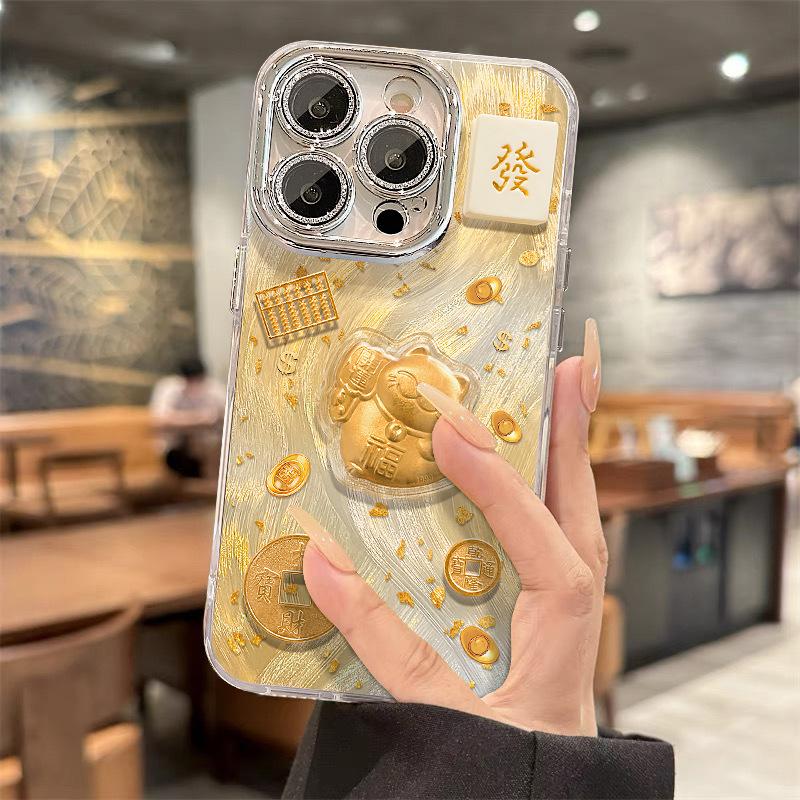 Фигурка Манэки-нэко из золотой фольги подходит для Apple 16, 15pro, 14 (противоударная пленка для объектива) и 13/12 в китайском стиле.