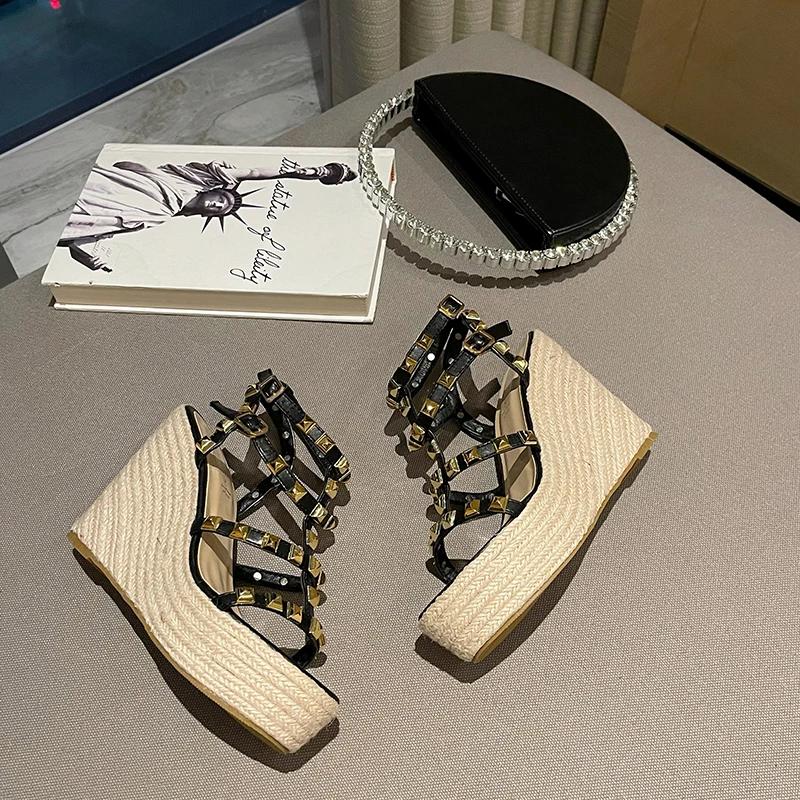 Женские босоножки на танкетке с заклепками, открытым носком и ремешком на щиколотке, женские босоножки на танкетке на платформе, высокие каблуки, плетеные из римской ротанговой травы