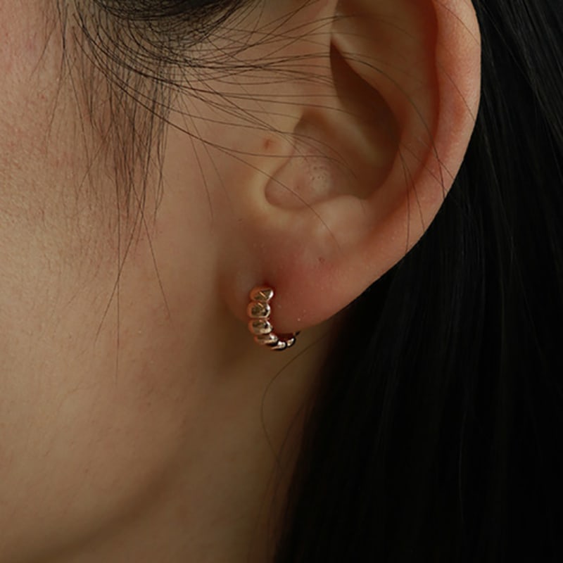 Less is more 14k gold volume one-touch earring