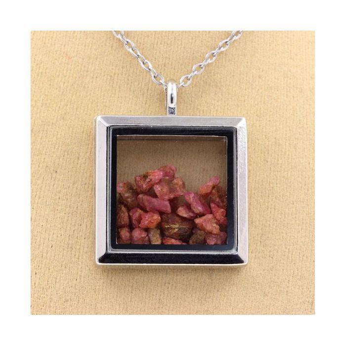 Pierres et Minéraux. Collier Spinelle brut. Modèle carré. Couleur Argent.