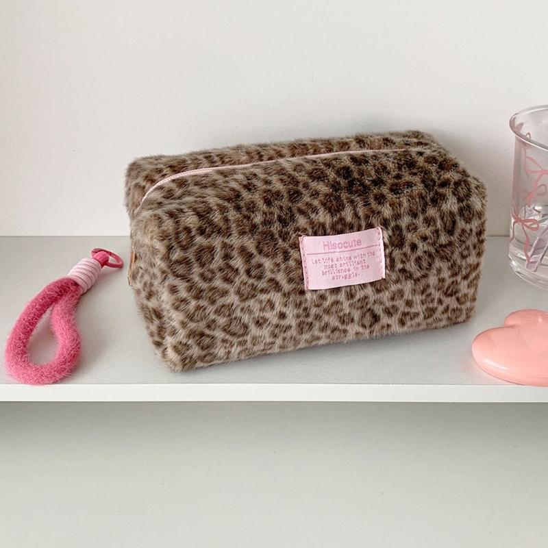 Soft Faux Hair Handheld Makeup Storage Pouch Large Capacity Leopard Pattern Cosmetic Case For Gym Skincare Products