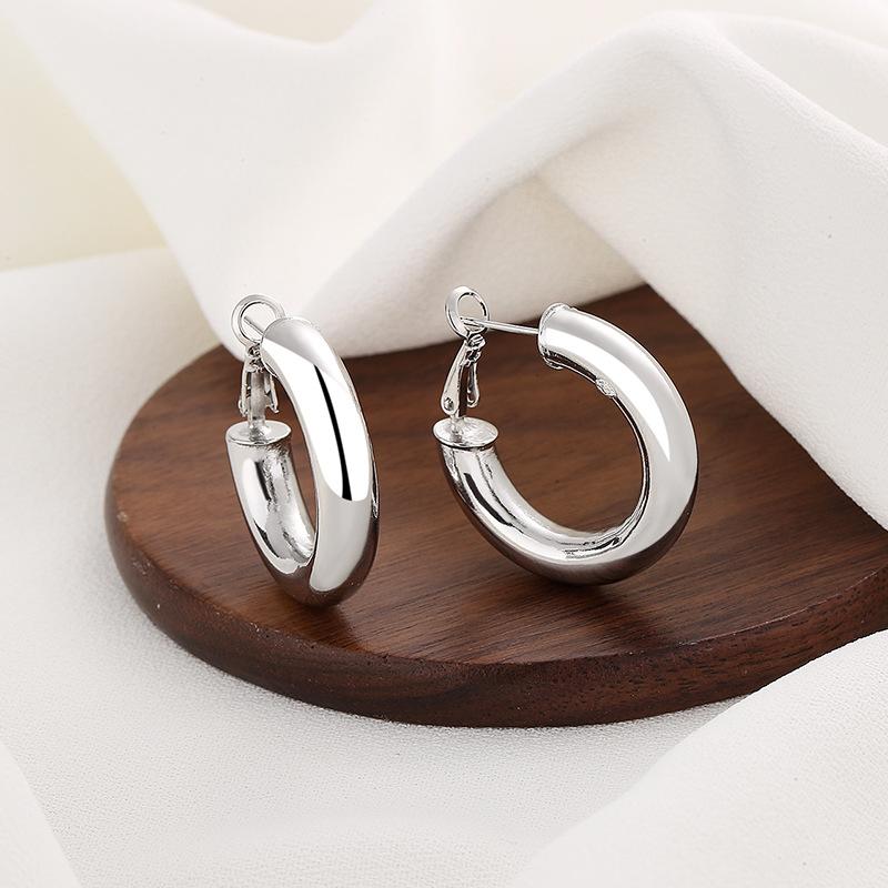Классический полый дизайн, высококачественная пряжка для ушей, простой круг, холодный стиль, минималистичный темперамент, серьга