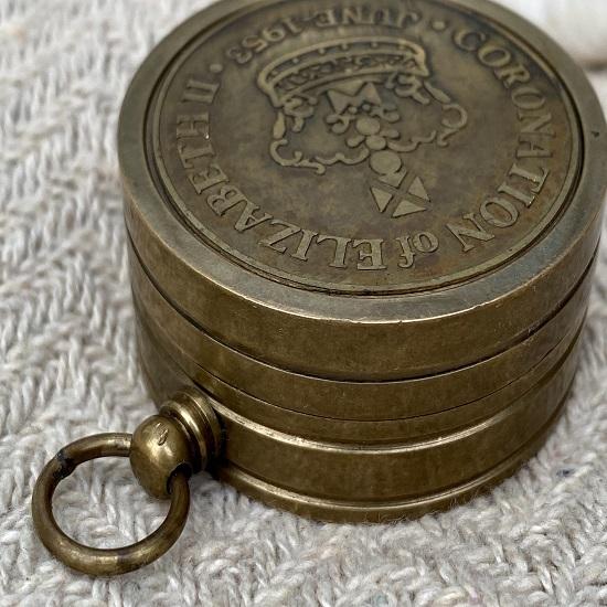 Латунный Карманный Компас Королевские Памятные Вещи Ручной Работы Компас Солнечные Часы Коронация Королевы Стимпанк |