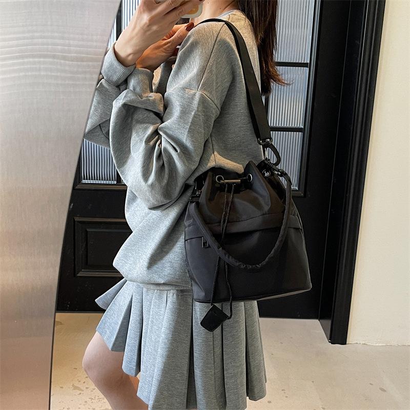 Large-capacity casual bucket bag women's 2025 new casual messenger bag foreign personality lightweight shoulder armpit bag
