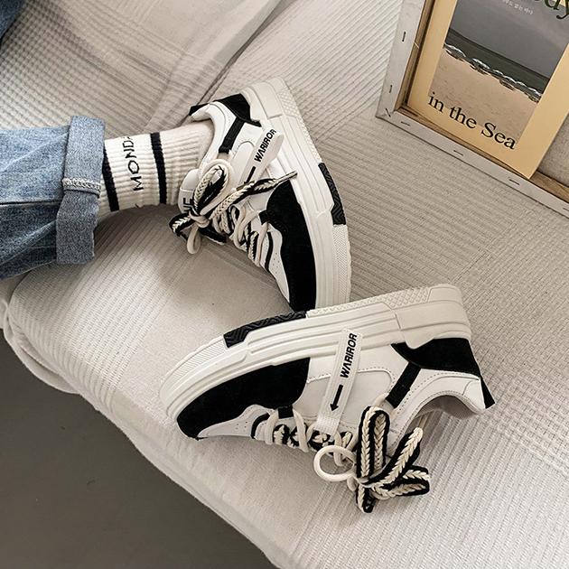 Маленькие весенние и осенние туфли для досок. Женские туфли для отдыха на толстой подошве. Маленькие белые туфли для студентов. Корейская обувь. Туфли на плоской доске. Модная повседневная женская обувь.