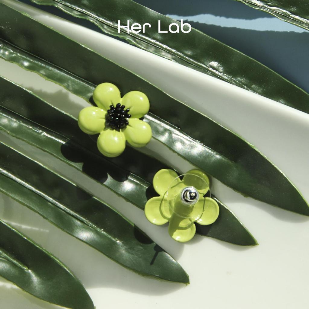 Her Lab Ювелирные изделия | Серьги-кольца с эмалью и кристаллами из 18-каратного золота, модные женские серьги-гвоздики, корейские серьги-гвоздики с цветком