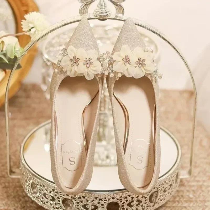 Женские туфли на низком каблуке, модные цветочные свадебные туфли-лодочки, женские новые туфли на каблуках со стразами и бусинами для женщин