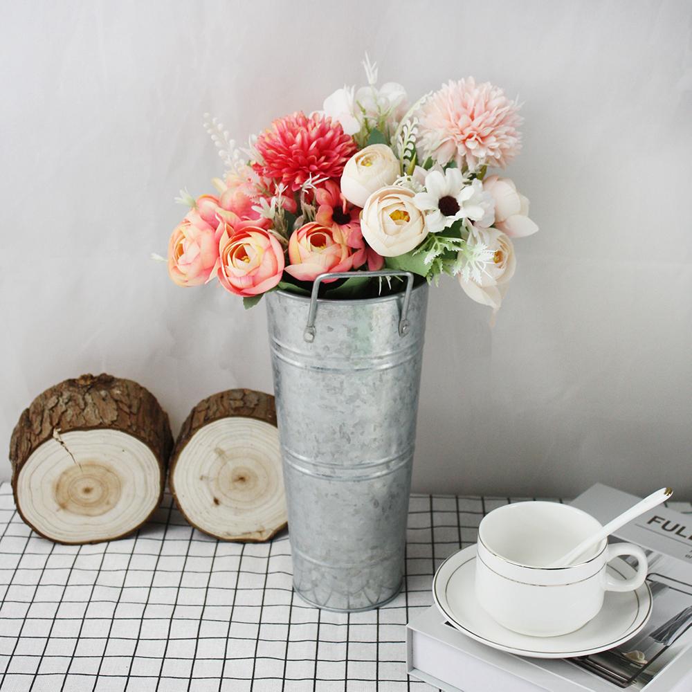 Набор из 3 предметов: простая кованая серебряная ваза и два высококачественных имитационных букета для украшения гостиной и столовой