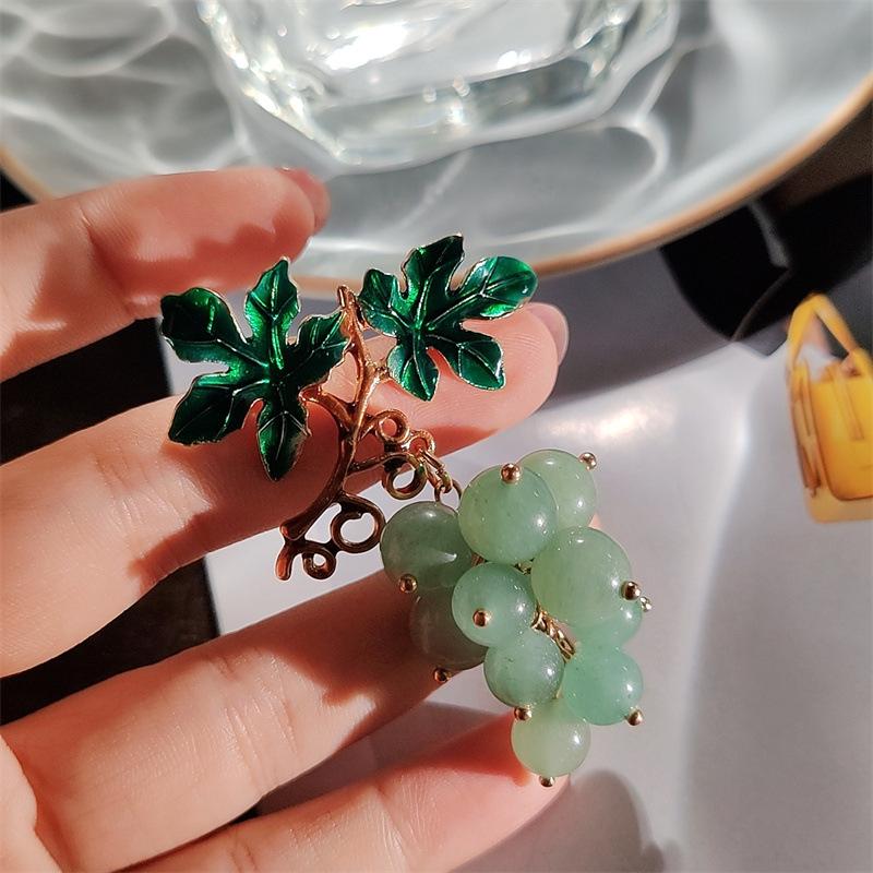 Fresh And Sweet Creative Fruit Grape String Brooch, Cardigan Fixed Anti-Light Pin Accessories Temperament Corsage Woman