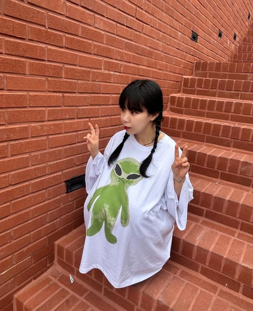 Футболка свободного кроя с принтом Alien и рукавами летучей мыши - унисекс, модный стиль для пар (Сюй Минхао вдохновлен)