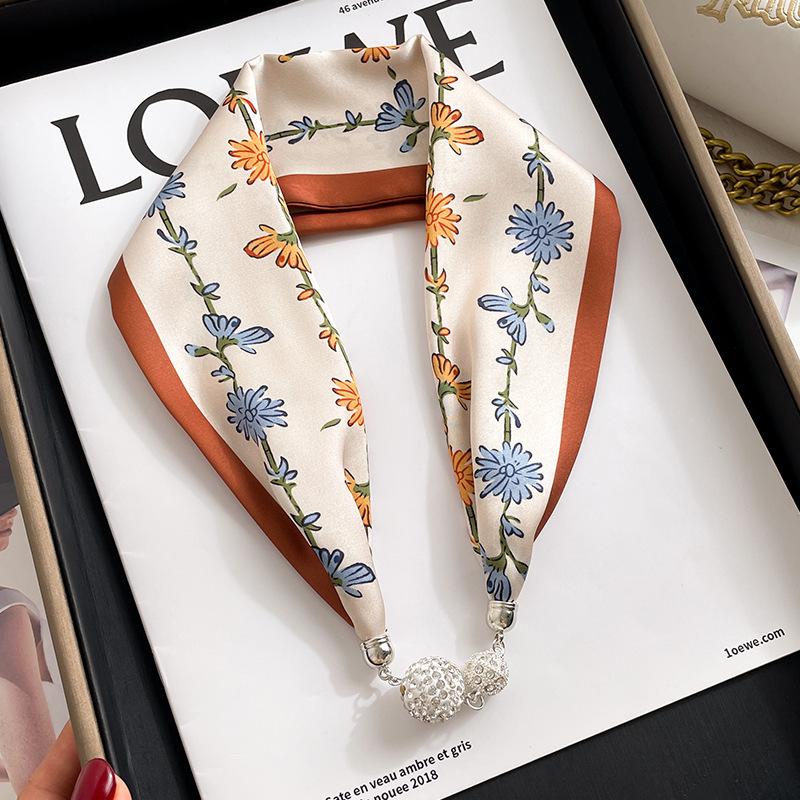 Женский шелковый шарф с магнитной пряжкой — модная защита шеи на весну, лето и осень 2024 года