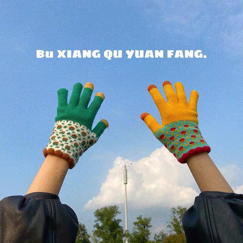 Women's Thick Velvet Winter Touchscreen Gloves - Warm, Cold-Proof Cycling Gloves with Wool Pineapple Pattern for Men and Women.