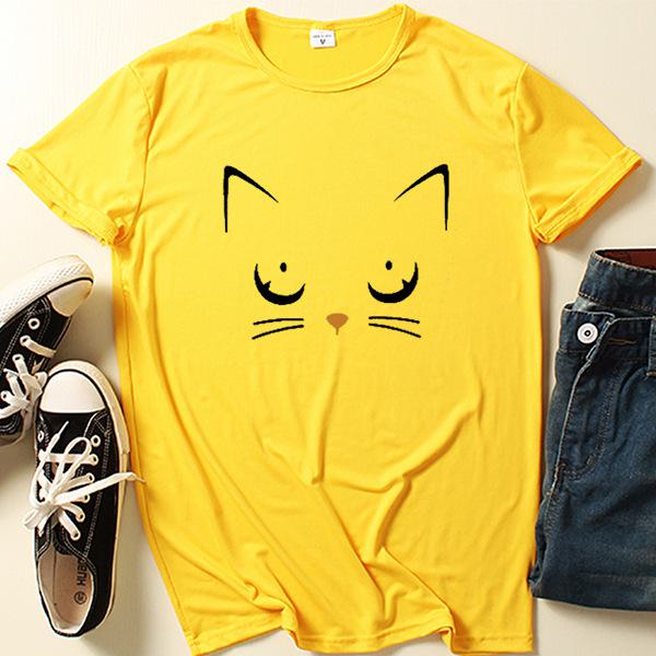 Футболка с короткими рукавами и принтом «Девочка-кошка» 2024 года — повседневная, свободного кроя.