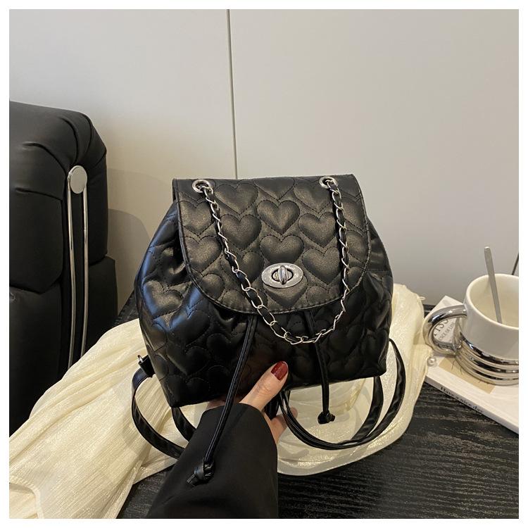 Маленький свежий и модный рюкзак для выхода в свет и шопинга, новинка 2025 года, однотонный, текстурированный, с модной цепочкой, с ромбовидной стежкой, с двумя лямками