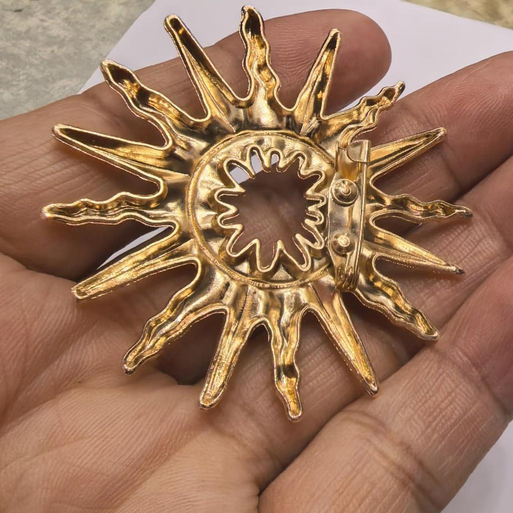 Stylish Matte Gold Sun Brooch for Women: European & American Niche Design Windbreaker Accessory