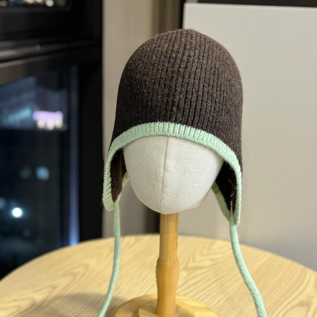Solid color knitted hat for women, fashionable, simple, casual, versatile, warm, ear-protecting, windproof, with ties, suitable for autumn and winter