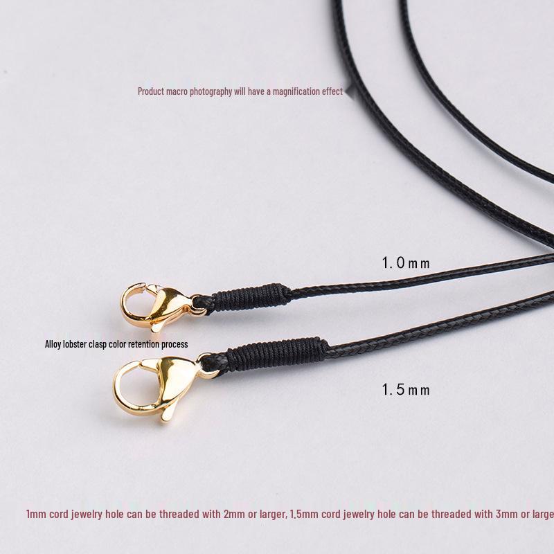 Ожерелье ручной работы из черной вощеной кожи с золотой подвеской