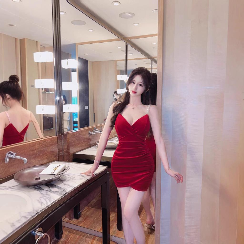 Sexy V-neck low-cut suspender skirt, short golden velvet bottoming skirt, slim and thin hip-wrapped dress for women