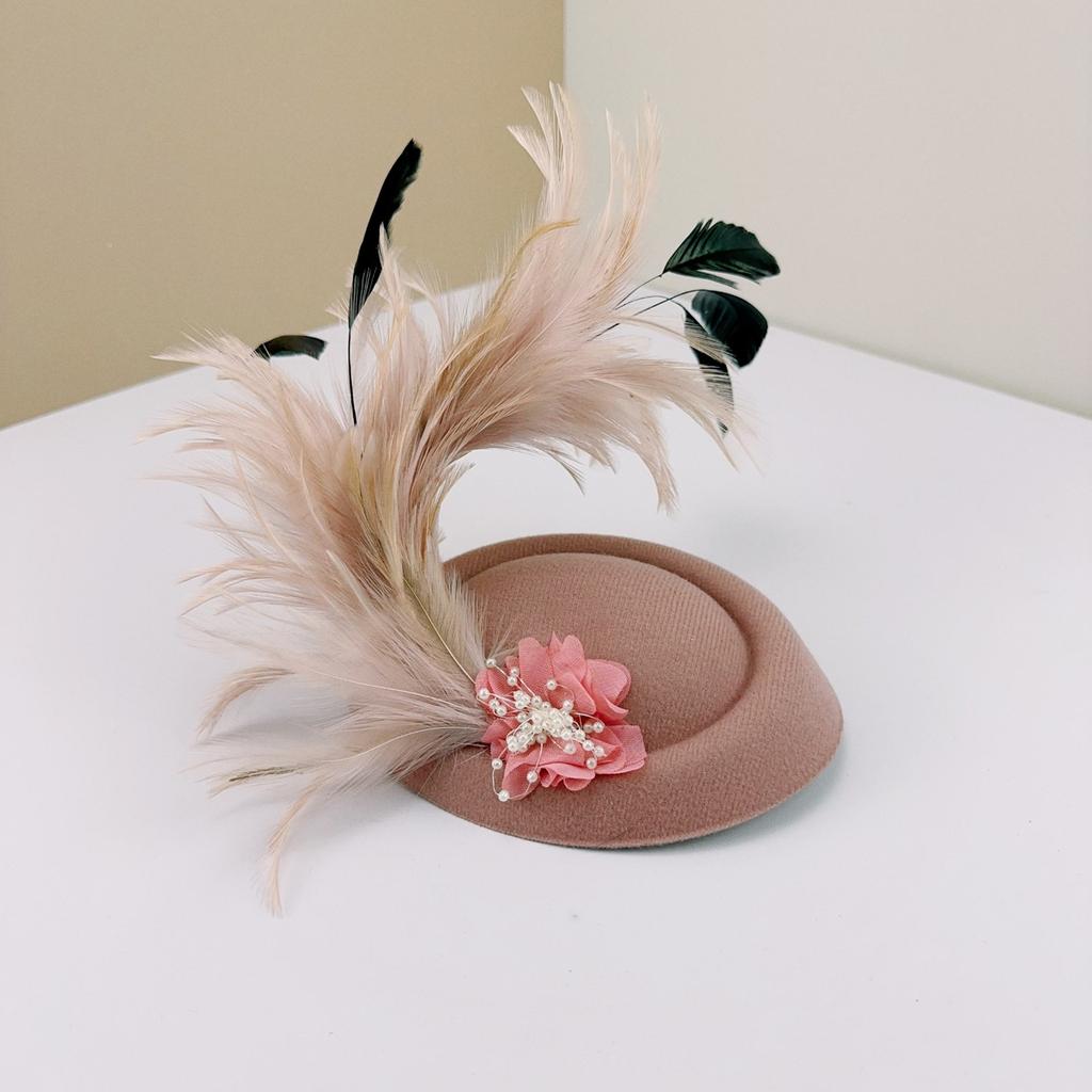 Девичья шляпка из фетра с перьями, форма, заколка для волос, повязка на голову для банкетной вечеринки для подростков, средневековая вечеринка, фотосъемка, нескользящая заколка для волос