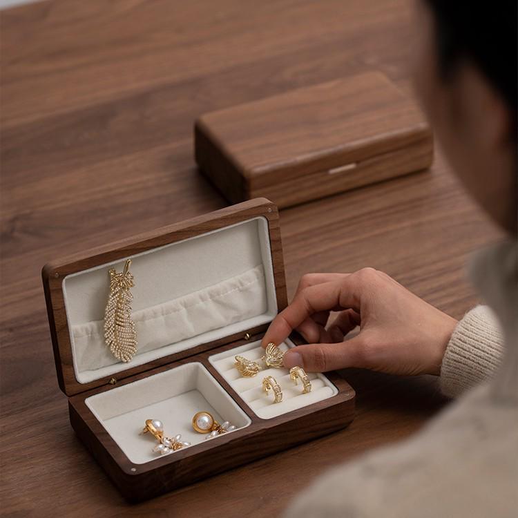 Изысканная шкатулка для украшений из черного ореха и бархата: Хранилище из массива дерева для колец и серег