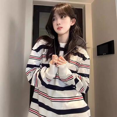 Свободная женская футболка с длинным рукавом в полоску