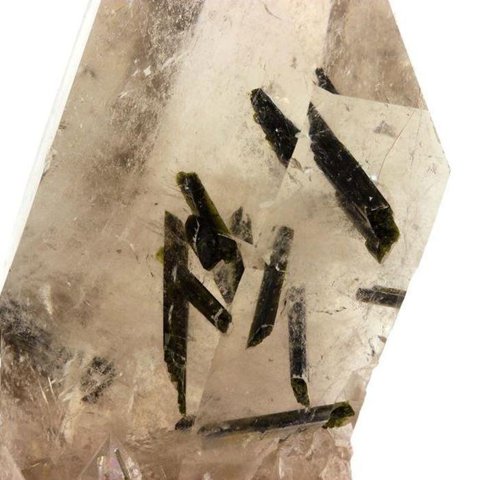 Pierres et Minéraux. Quartz + Epidote. 1656.5 ct. Caetité, Bahia, Brésil.