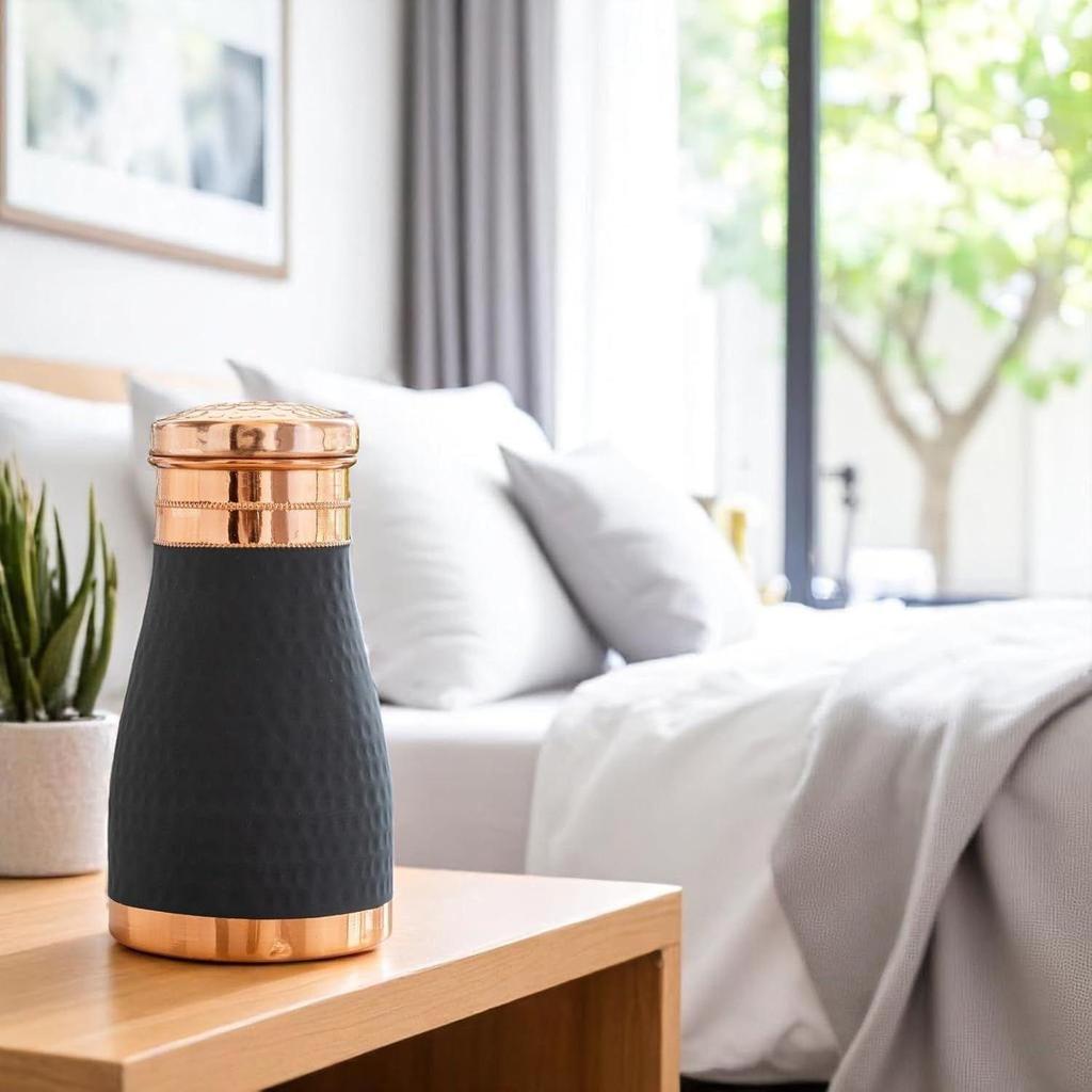 Бутылка для спальни из чистой меди со встроенным стеклом, отделка «серый шелк», кованый дизайн - для напитков и хранения, объем 900 мл