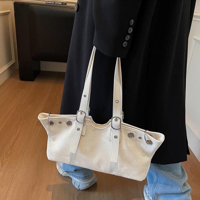 Полая заклепка Пряжка ремня Сумка-тоут через плечо под мышкой Большой вместимости Дизайнерская женская сумка-тоут Модная сумка для поездок на работу Сумка с верхней ручкой CLE