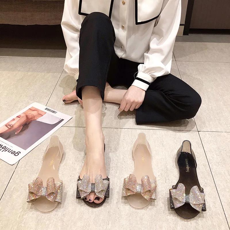 Модные желейные туфли, пластиковые сандалии 2024 года, женские туфли на плоской подошве с открытым носком и стразами, пляжные туфли с бантом, модные прозрачные сандалии для отдыха на море