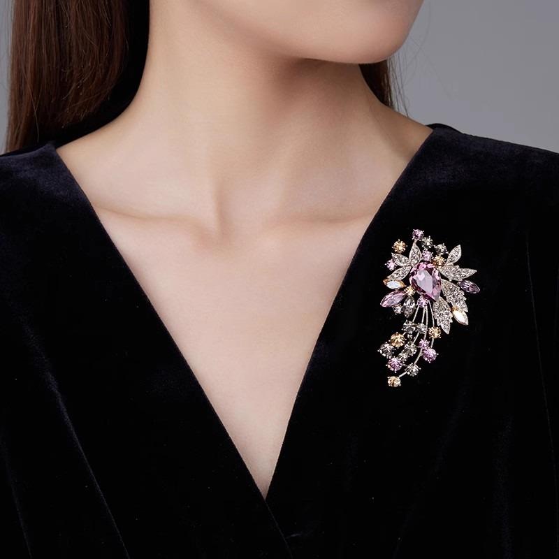 Хрустальная брошь, Высококлассная женская, Изысканная и персонализированная, Универсальная брошь, Брошь с нишевым дизайнерским чувством