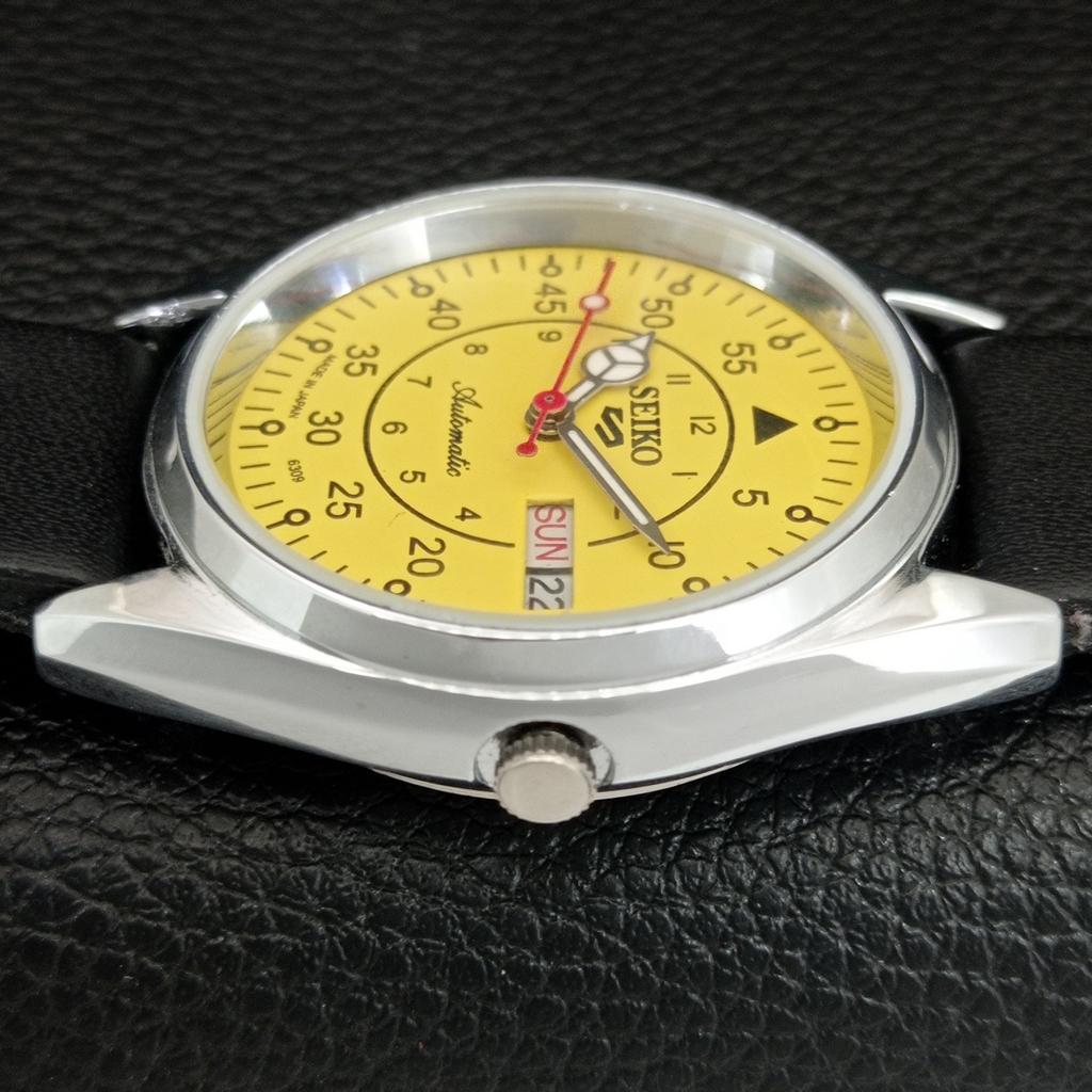 ЯПОНСКИЕ ВИНТАЖНЫЕ ОТРЕМОНТИРОВАННЫЕ МУЖСКИЕ АВТОМАТИЧЕСКИЕ ЧАСЫ SEIKO 5 С ЖЕЛТЫМ ЦИФЕРБЛАТОМ a444668-1