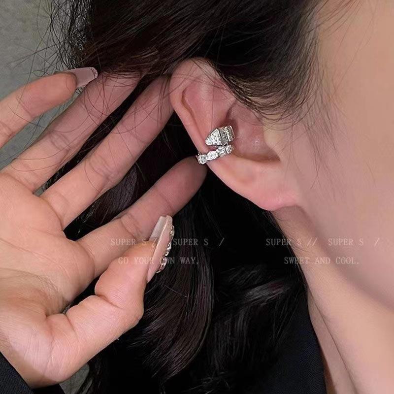 Snake-Shaped Ear Cuff: No Piercing Needed, Elegant 2024 Celebrity-Inspired Earrings.