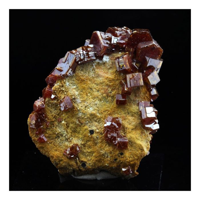 Pierres et Minéraux. Vanadinite. 61.0 ct. Mibladen Mining District, Midelt, Maroc.