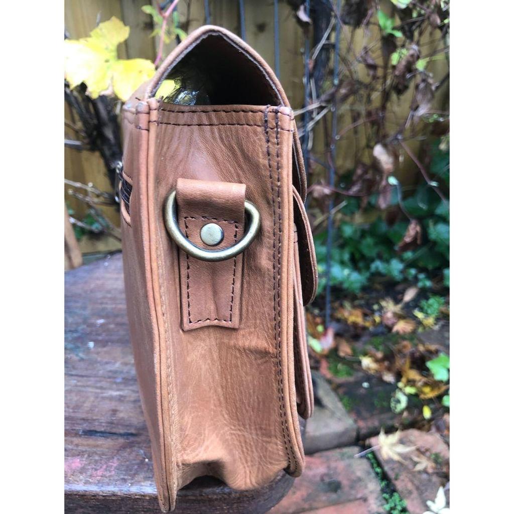 Маленькая седельная сумка, сумка через плечо из кожи буйвола, седельная сумка в стиле ретро, сумочка через плечо, изготовленная с соблюдением этических норм, традиционная коричневая кожаная сумка, отвечающая принципам справедливой торговли.