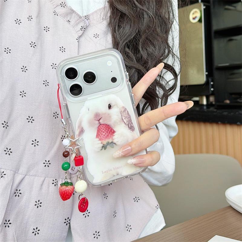 Очаровательный кулон-кролик с клубникой для чехлов iPhone 14, 15, 16 Pro Max - Идеально для девочек