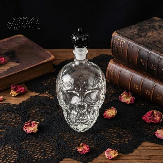 Skull Whiskey Decanter Decanter 500ml Gothic Glass Bottle with Stopper Halloween Bar Accessories Spirit Dispenser for Home Bar Creepy Liquor
