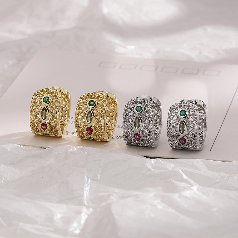Серьги-пряжки из цветного циркония с ажурным узором, полые, из желтого золота 18 карат, с цирконием, серьги-трансгранички