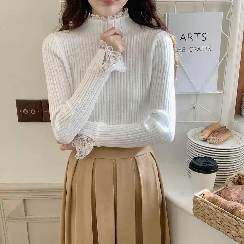 Абрикосовый свитер приталенного силуэта с кружевной отделкой - Женский трикотажный топ с полувысоким воротником и длинным рукавом для весны и осени