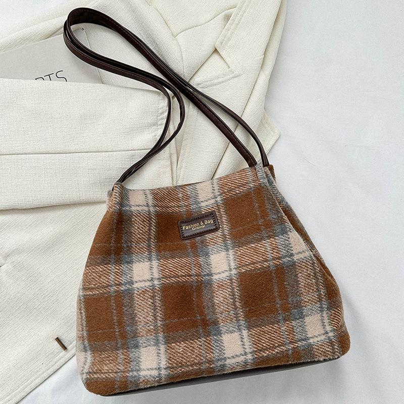 Шерстяная клетчатая сумка для женщин на осень и зиму, новая ретро-сумка для студентов, повседневная сумка большой вместимости на одно плечо подмышкой