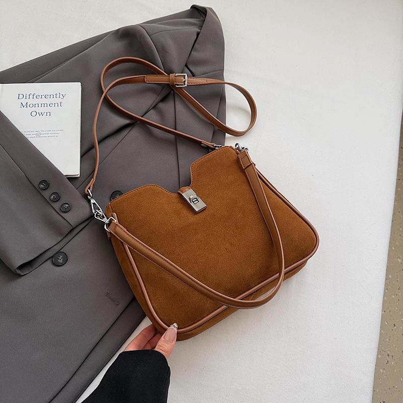 Винтажная матовая минималистичная сумка кроссбоди на плечо большой вместимости 2025