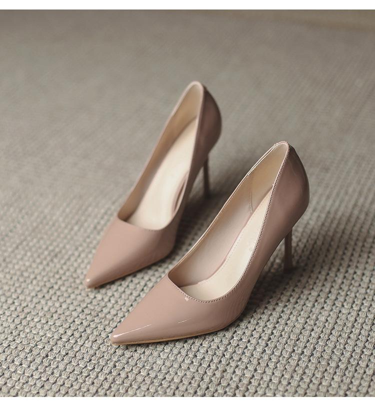 Туфли на высоком каблуке голого цвета с тонким каблуком из лакированной кожи с острым носком и неглубокой горловиной