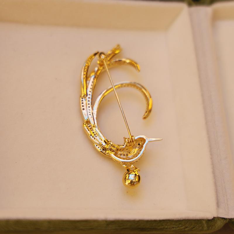 Брошь в виде длиннохвостой птицы в этническом стиле - медь, позолота, циркон и жемчуг