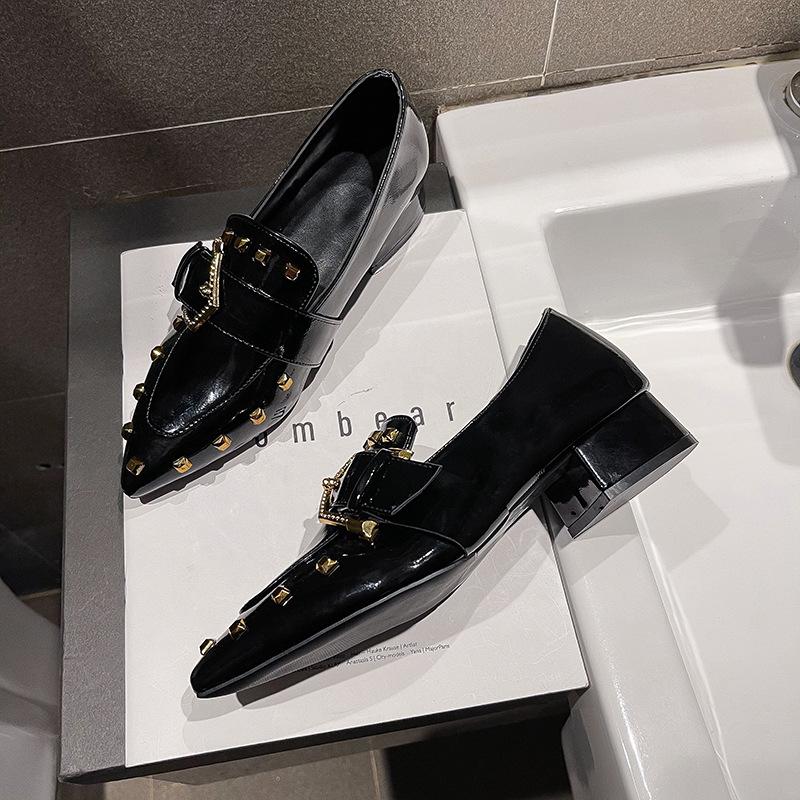 Модные женские весенние туфли на толстом каблуке с острым носком и заклепками, британские туфли 2024 года, новый стиль, женские туфли-лоферы без застежек Zapatillas Mujer